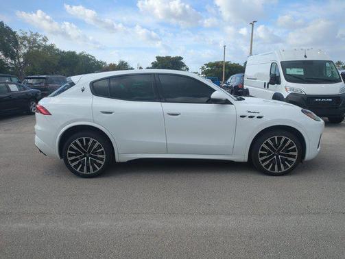 Bianco 2023 Maserati Grecale Modena