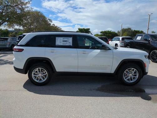 2025 Jeep Grand Cherokee Laredo