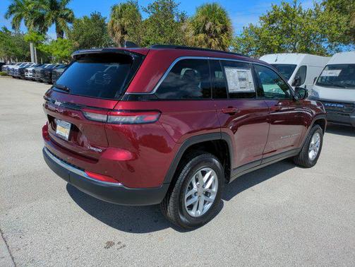 2025 Jeep Grand Cherokee Laredo