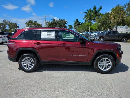 2025 Jeep Grand Cherokee Laredo