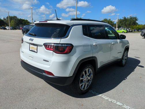 2022 Jeep Compass Latitude Lux