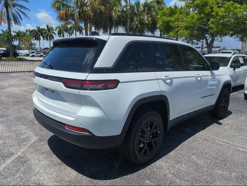 Bright White Clearcoat 2026 Jeep Grand Cherokee Altitude