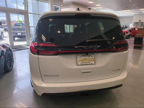 Bright White Clearcoat 2027 Chrysler Pacifica Limited