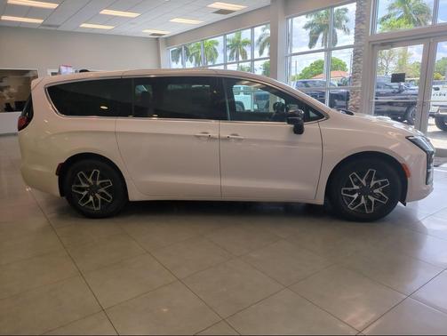 Bright White Clearcoat 2027 Chrysler Pacifica Limited