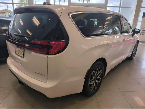 Bright White Clearcoat 2027 Chrysler Pacifica Limited