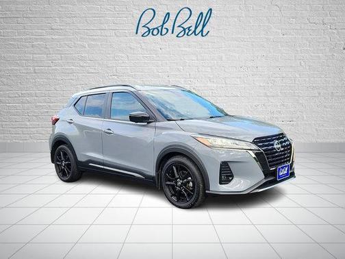 Boulder Gray Pearl 2023 Nissan Kicks SR