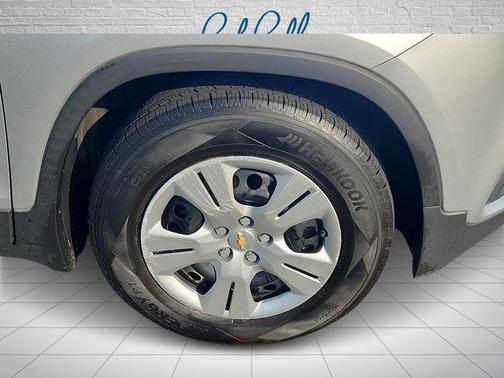 Silver Ice Metallic 2017 Chevrolet Trax LS