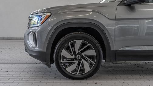 Platinum Gray Metallic 2024 Volkswagen Atlas 2.0T SE w/Technology 4MOTION