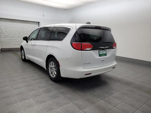Bright White Clearcoat 2022 Chrysler Voyager LX