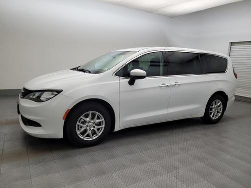 Bright White Clearcoat 2022 Chrysler Voyager LX