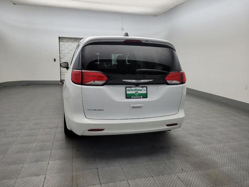 Bright White Clearcoat 2022 Chrysler Voyager LX