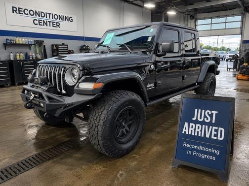 Black Clearcoat 2022 Jeep Gladiator Overland