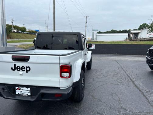 Bright White Clearcoat 2026 Jeep Gladiator Sport S