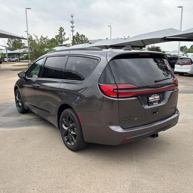 Granite Crystal Metallic Clearcoat 2023 Chrysler Pacifica Limited