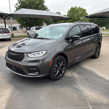 Granite Crystal Metallic Clearcoat 2023 Chrysler Pacifica Limited