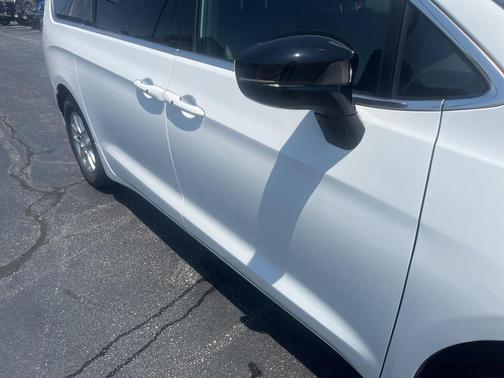 2025 Chrysler Voyager LX