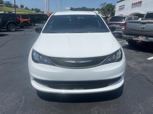 2025 Chrysler Voyager LX