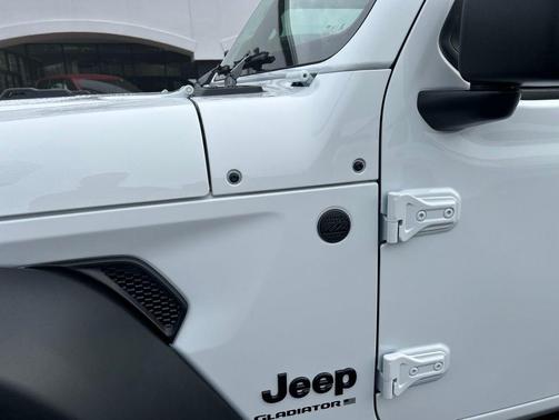 Bright White Clearcoat 2026 Jeep Gladiator Sport