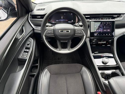 Bright White Clearcoat 2023 Jeep Grand Cherokee Altitude