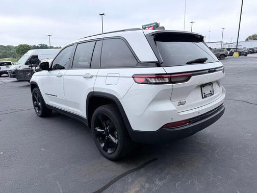 Bright White Clearcoat 2023 Jeep Grand Cherokee Altitude