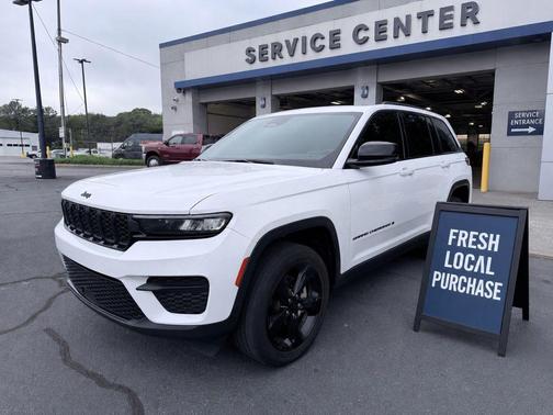 Bright White Clearcoat 2023 Jeep Grand Cherokee Altitude