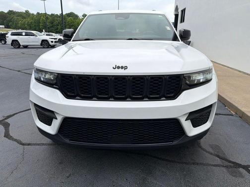 Bright White Clearcoat 2023 Jeep Grand Cherokee Altitude