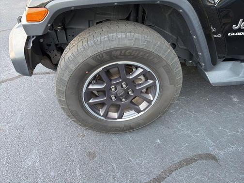 Black Clearcoat 2020 Jeep Gladiator Overland