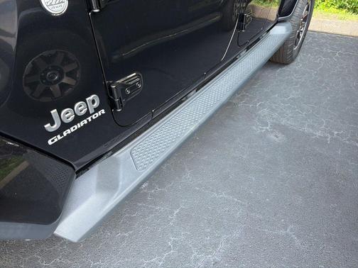 Black Clearcoat 2020 Jeep Gladiator Overland