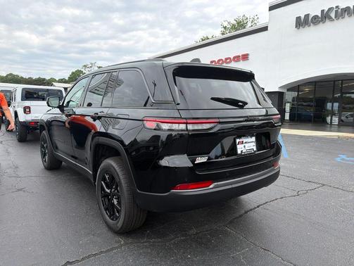 Diamond Black Crystal Pearlcoat 2026 Jeep Grand Cherokee Altitude