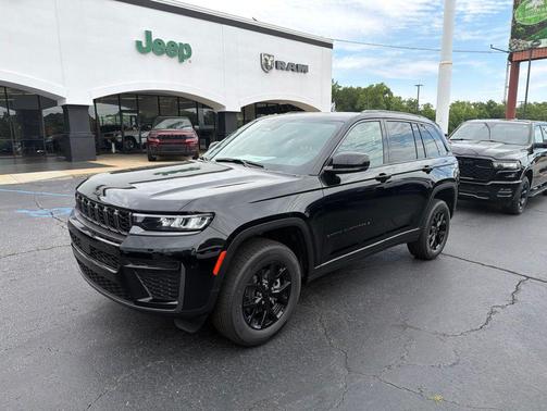 Diamond Black Crystal Pearlcoat 2026 Jeep Grand Cherokee Altitude