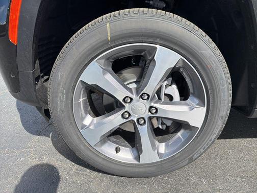 Diamond Black Crystal Pearlcoat 2026 Jeep Grand Cherokee Limited