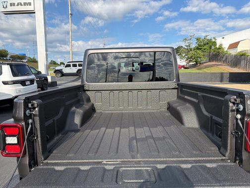 Granite Crystal Metallic Clearcoat 2026 Jeep Gladiator 85th Anniversary Edition