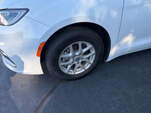 Bright White Clearcoat 2022 Chrysler Pacifica Touring L
