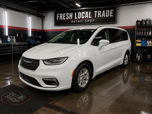 Bright White Clearcoat 2022 Chrysler Pacifica Touring L