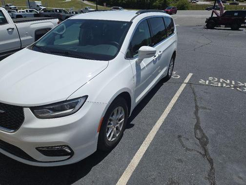 Bright White Clearcoat 2022 Chrysler Pacifica Touring L