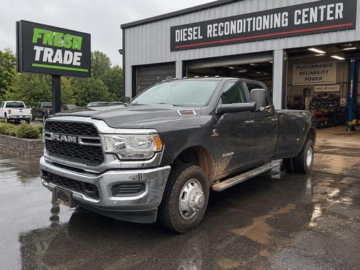 Granite Crystal Metallic Clearcoat 2020 RAM 3500 Tradesman Crew Cab 4x4 8' Box