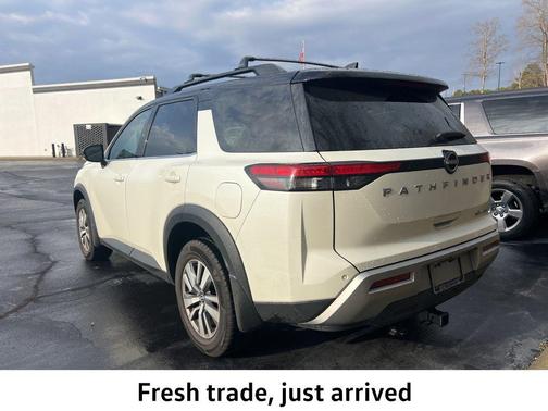 2023 Nissan Pathfinder SL 4WD