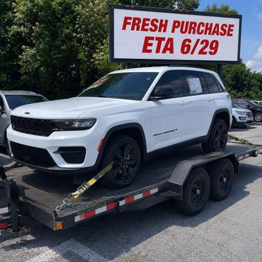 Bright White Clearcoat 2023 Jeep Grand Cherokee Altitude