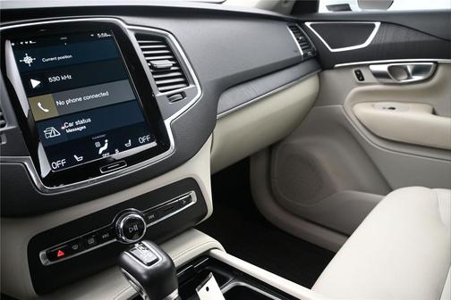 Crystal White Metallic 2020 Volvo XC90 T6 Momentum