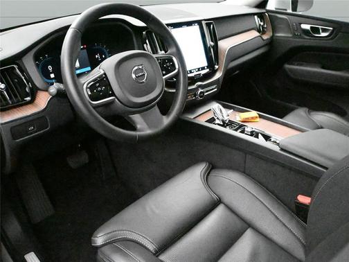2023 Volvo XC60 B6 Ultimate Bright Theme