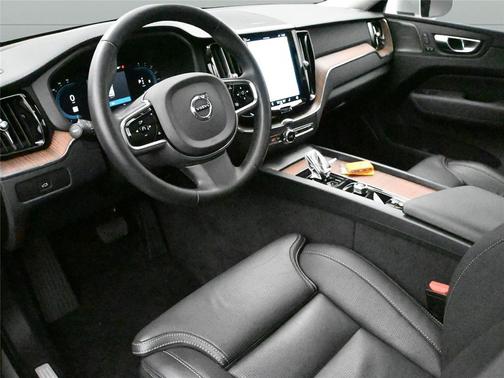 2023 Volvo XC60 B6 Ultimate Bright Theme