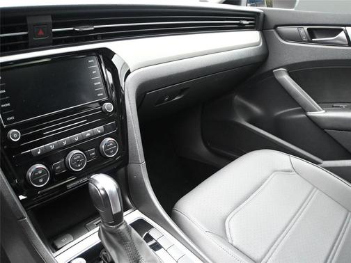2022 Volkswagen Passat 2.0T SE
