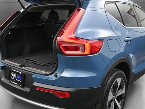 2023 Volvo XC40 B5 Plus Bright Theme