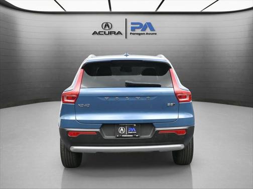 2023 Volvo XC40 B5 Plus Bright Theme
