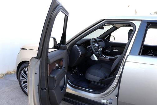 GOLD 2023 Land Rover Range Rover P400 SE
