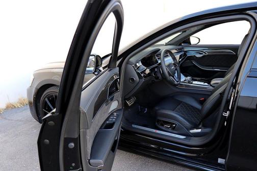 Mythos Black Metallic 2023 Audi S8 4.0T