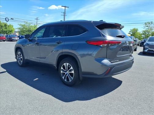 Gray 2021 Toyota Highlander XLE