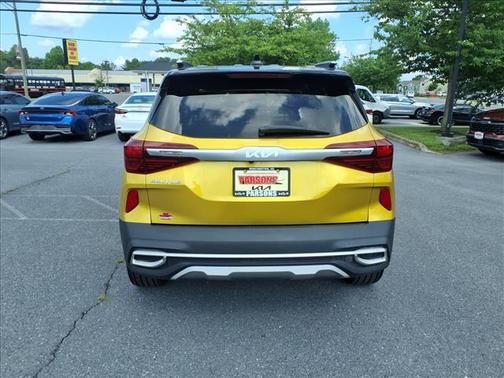 Starbright Yellow / Black Roof 2022 Kia Seltos SX