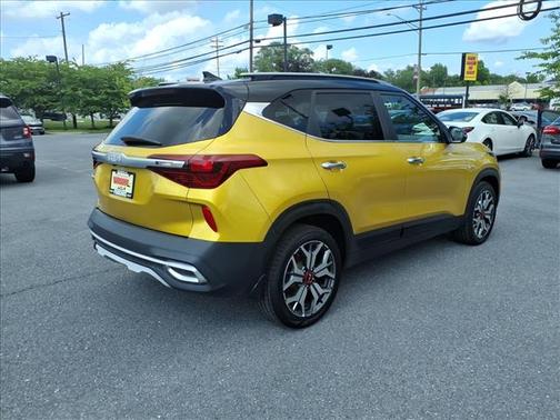 Starbright Yellow / Black Roof 2022 Kia Seltos SX