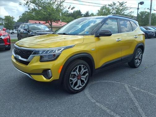 Starbright Yellow / Black Roof 2022 Kia Seltos SX